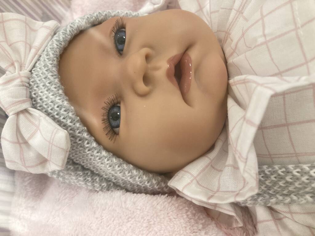 Poupée re-née avec mouvement réel, salopette grise, peluche et oreiller Berjuan 18208