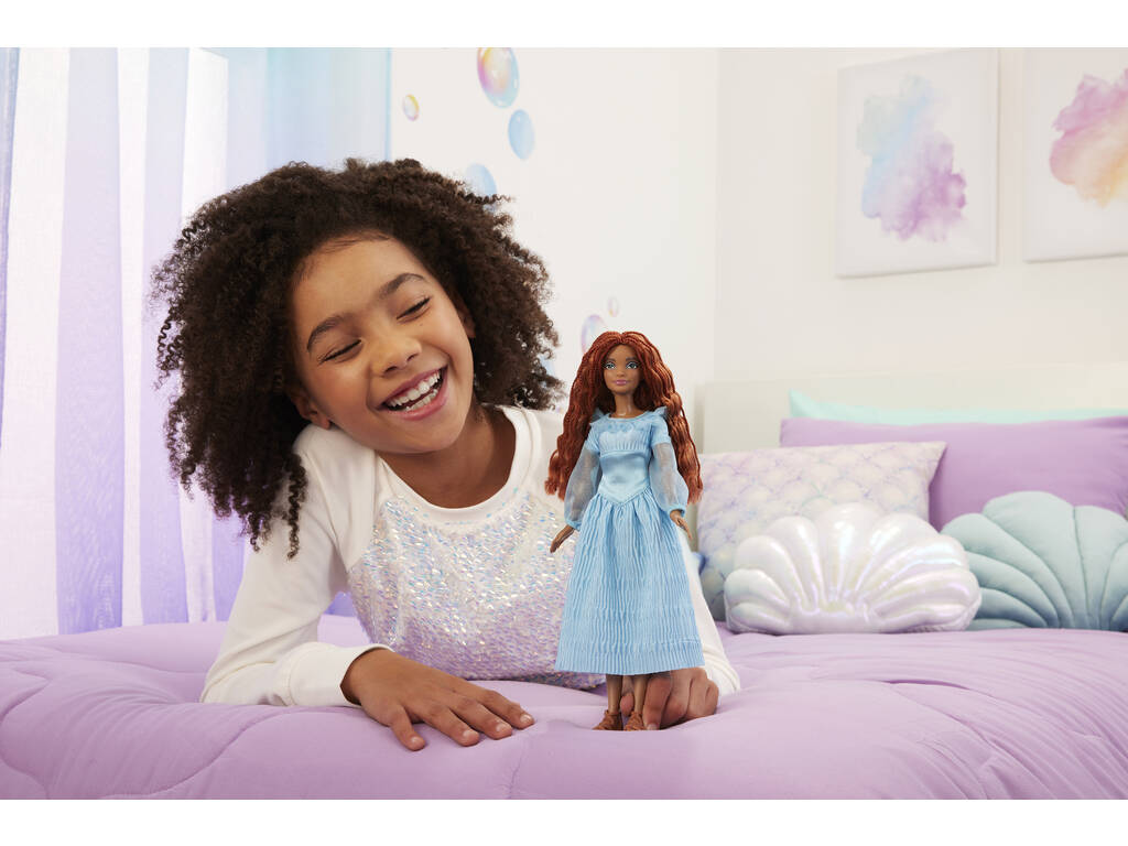 Poupée Ariel de la Petite Sirène de Disney sur la surface Mattel HLX09