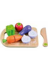 Couper les légumes avec un couteau et une planche en bois