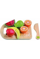 Couper des fruits avec un couteau et une planche en bois
