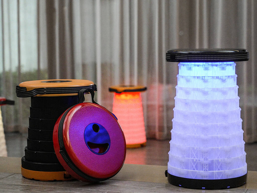 Banqueta Portátil Dobrável Vermelho com Luz