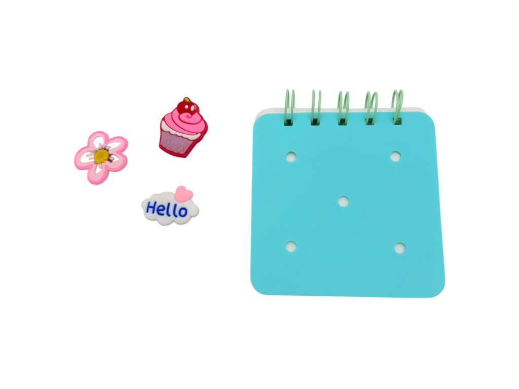 Taccuino A7 blu perforato con 50 pagine e 3 spille decorative.