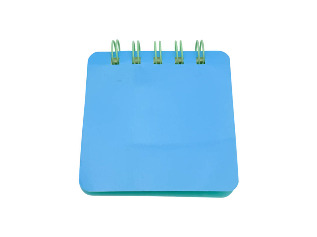 Taccuino A7 blu perforato con 50 pagine e 3 spille decorative.