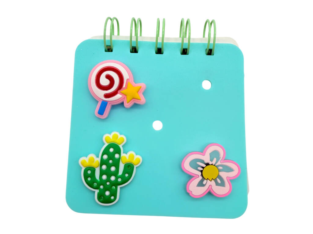 Taccuino A7 blu perforato con 50 pagine e 3 spille decorative.