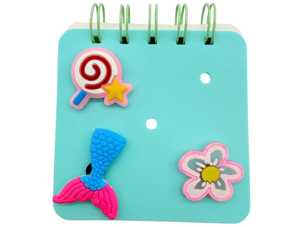 Taccuino A7 blu perforato con 50 pagine e 3 spille decorative.