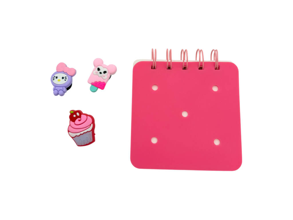 Taccuino A7 fucsia perforato con 50 pagine e 3 spille decorative