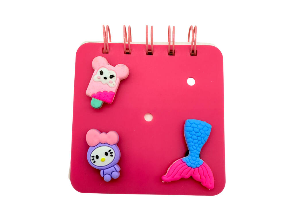 Taccuino A7 fucsia perforato con 50 pagine e 3 spille decorative