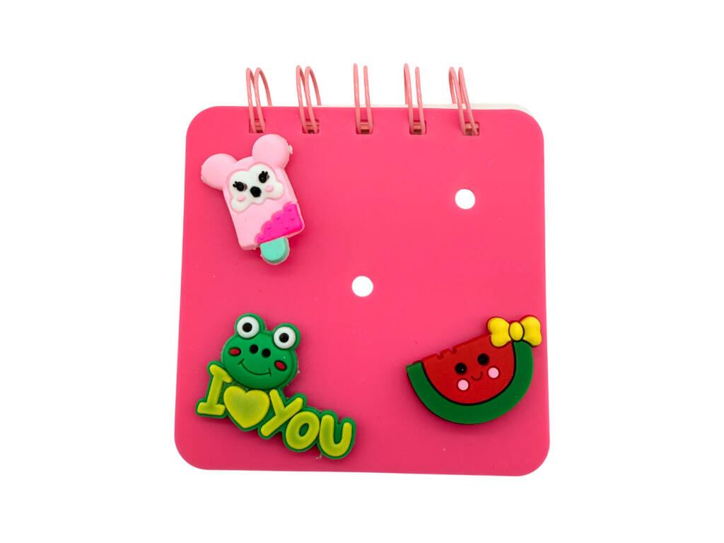 Taccuino A7 fucsia perforato con 50 pagine e 3 spille decorative