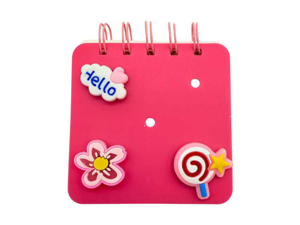 Taccuino A7 fucsia perforato con 50 pagine e 3 spille decorative