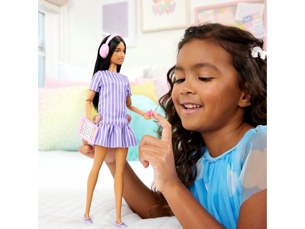 Barbie Fashionistas Muñeca ASAN con Vestido Morado de Rayas