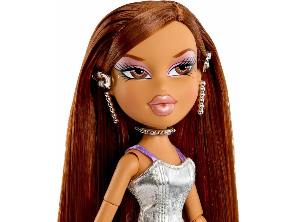 Bratz Charmz Muñeca Yasmin con Cadena y Charm