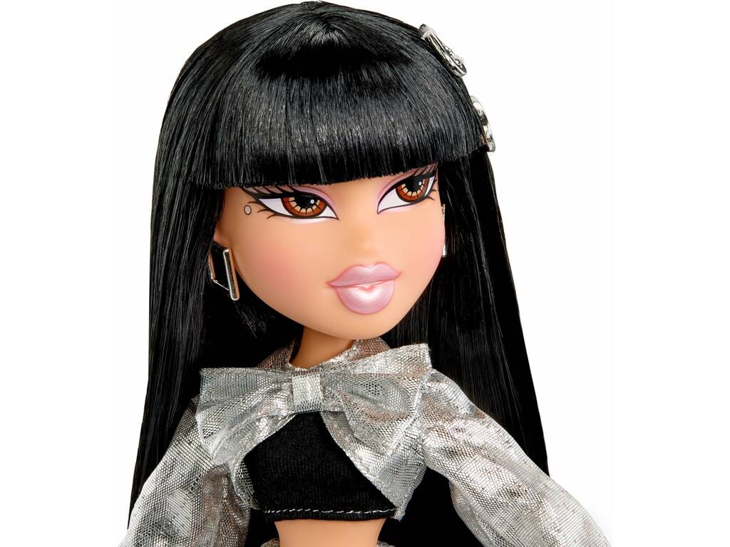 Bratz Charmz Muñeca Jade con Cadena y Charm